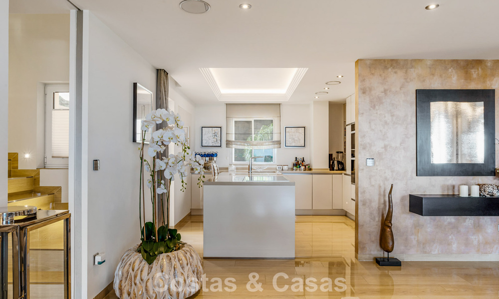 Amplio ático dúplex con vistas panorámicas al mar en venta en una urbanización cerrada en Marbella - Benahavís 794859