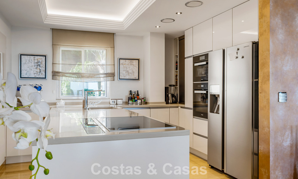 Amplio ático dúplex con vistas panorámicas al mar en venta en una urbanización cerrada en Marbella - Benahavís 794860