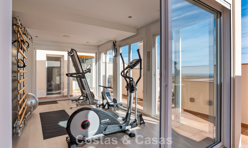 Amplio ático dúplex con vistas panorámicas al mar en venta en una urbanización cerrada en Marbella - Benahavís 794862