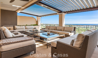 Amplio ático dúplex con vistas panorámicas al mar en venta en una urbanización cerrada en Marbella - Benahavís 794867 