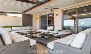 Amplio ático dúplex con vistas panorámicas al mar en venta en una urbanización cerrada en Marbella - Benahavís 794868 