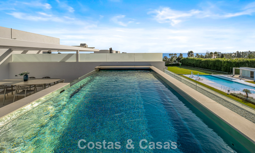 Villa adosada ultramoderna con piscina privada en venta en la Milla de Oro de Marbella 795009