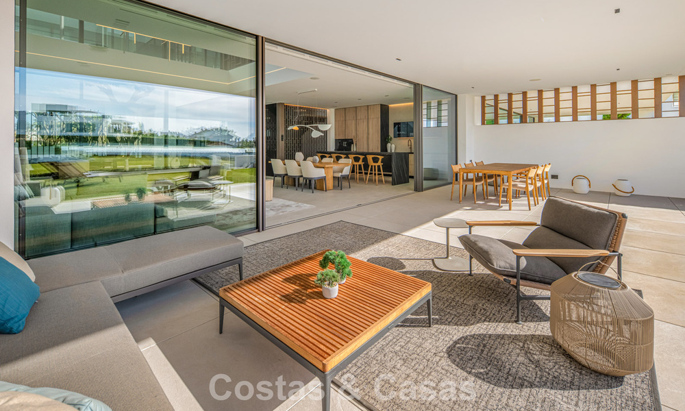 Villa adosada ultramoderna con piscina privada en venta en la Milla de Oro de Marbella 795011