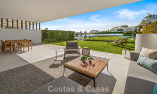 Villa adosada ultramoderna con piscina privada en venta en la Milla de Oro de Marbella 795012 