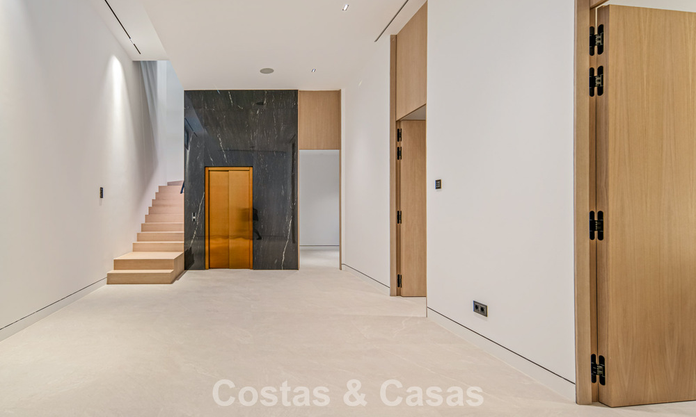 Villa adosada ultramoderna con piscina privada en venta en la Milla de Oro de Marbella 795013