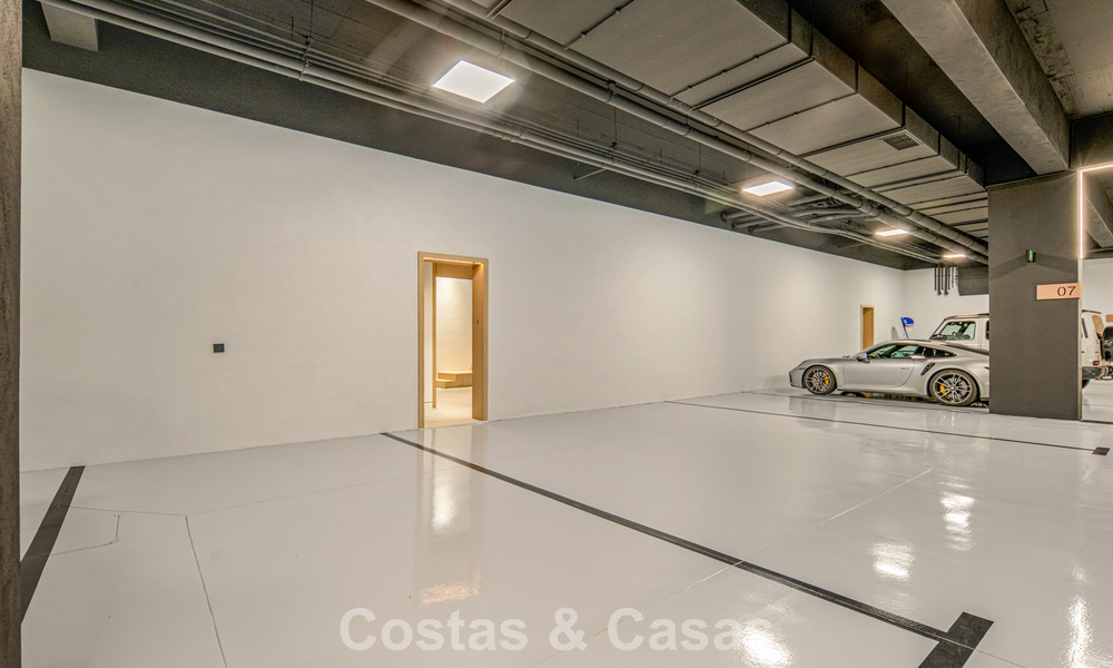 Villa adosada ultramoderna con piscina privada en venta en la Milla de Oro de Marbella 795014