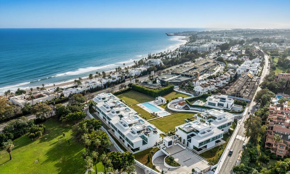 Villa adosada ultramoderna con piscina privada en venta en la Milla de Oro de Marbella 795015