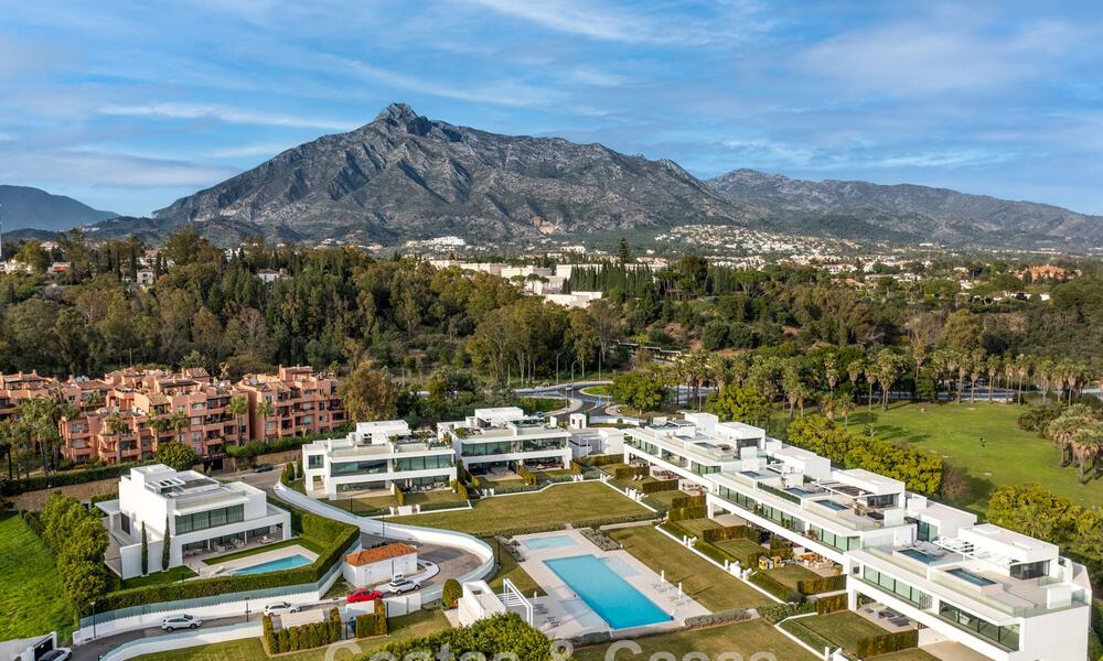 Villa adosada ultramoderna con piscina privada en venta en la Milla de Oro de Marbella 795017