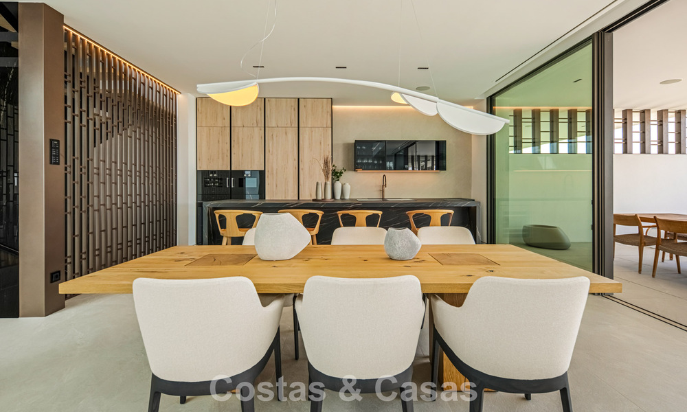 Villa adosada ultramoderna con piscina privada en venta en la Milla de Oro de Marbella 795021