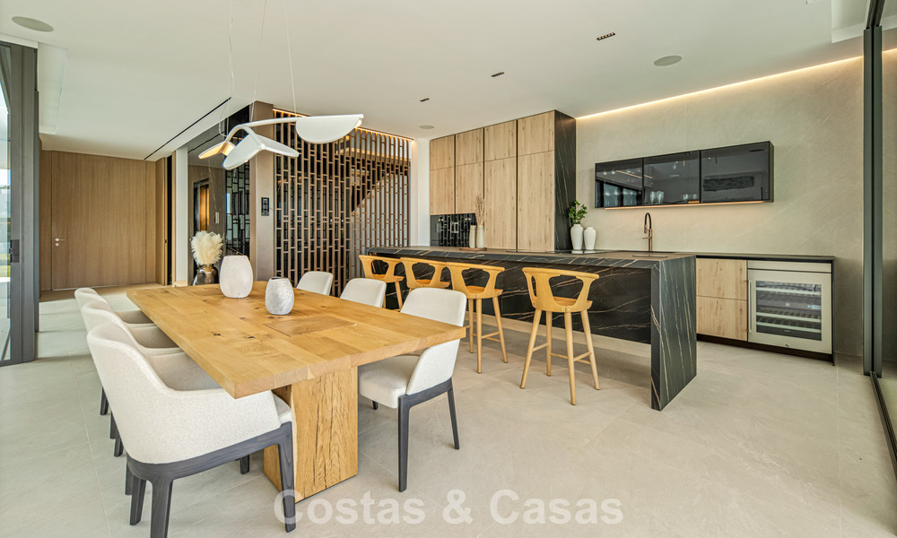 Villa adosada ultramoderna con piscina privada en venta en la Milla de Oro de Marbella 795022