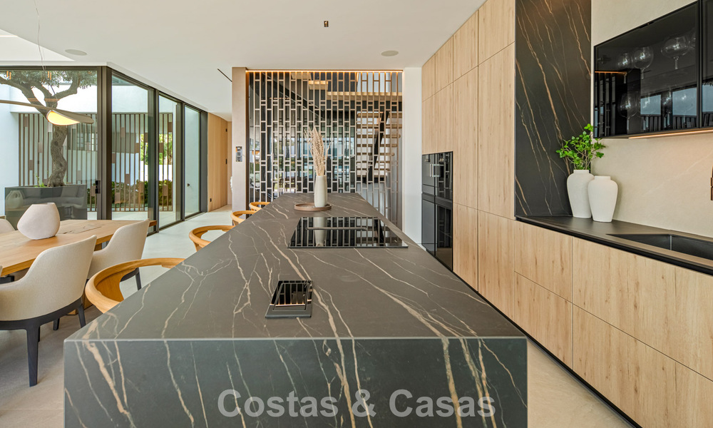 Villa adosada ultramoderna con piscina privada en venta en la Milla de Oro de Marbella 795024