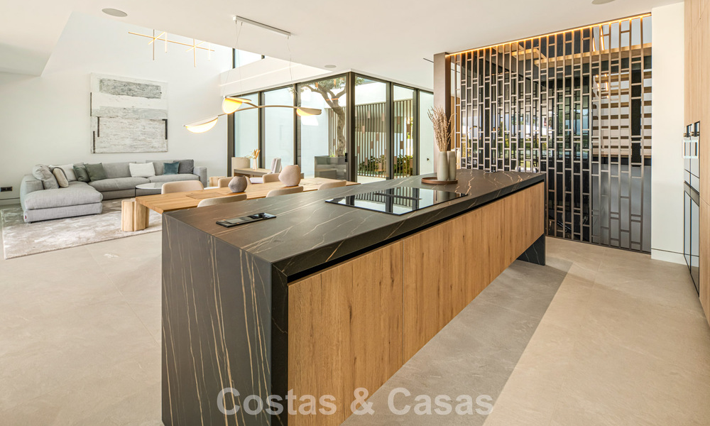 Villa adosada ultramoderna con piscina privada en venta en la Milla de Oro de Marbella 795025