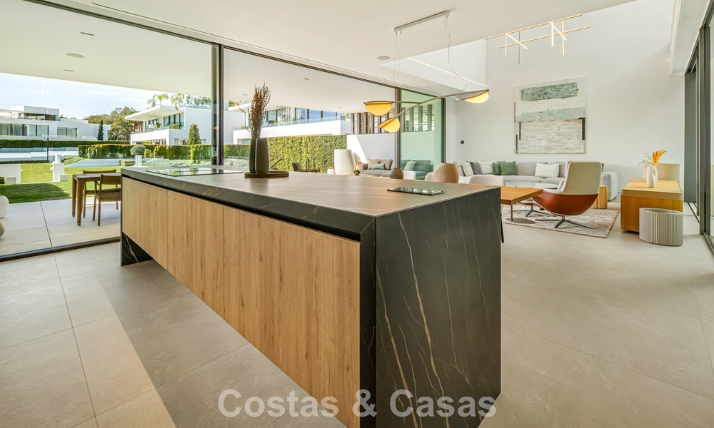 Villa adosada ultramoderna con piscina privada en venta en la Milla de Oro de Marbella 795026