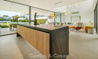 Villa adosada ultramoderna con piscina privada en venta en la Milla de Oro de Marbella 795026 