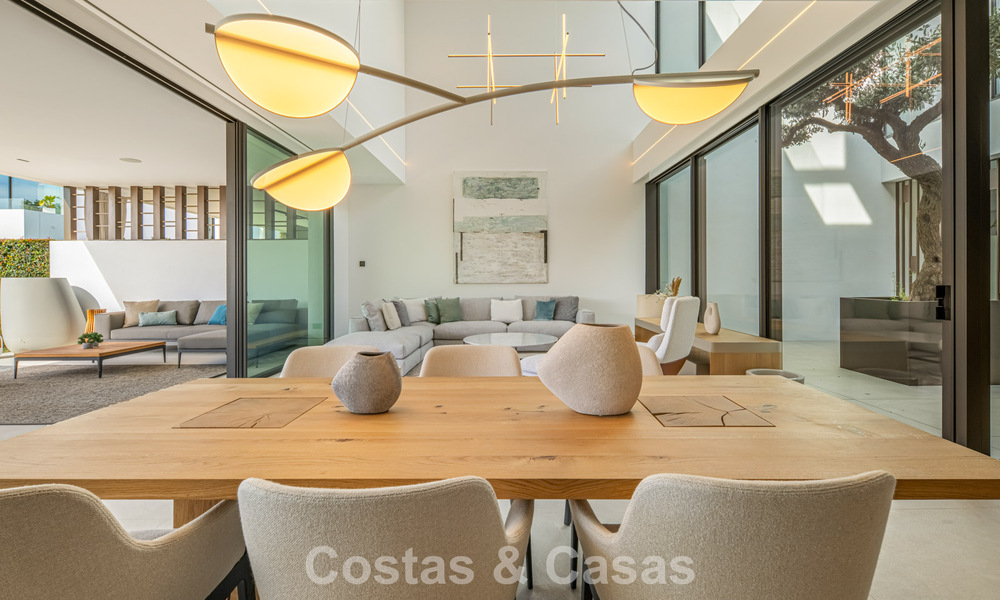 Villa adosada ultramoderna con piscina privada en venta en la Milla de Oro de Marbella 795027