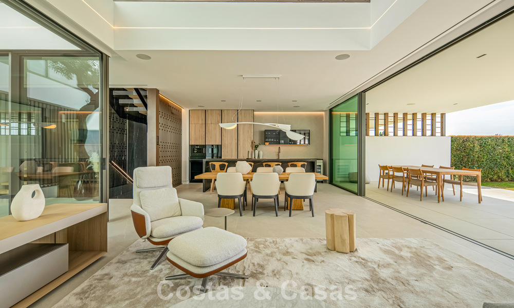 Villa adosada ultramoderna con piscina privada en venta en la Milla de Oro de Marbella 795030