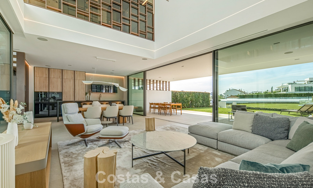 Villa adosada ultramoderna con piscina privada en venta en la Milla de Oro de Marbella 795031