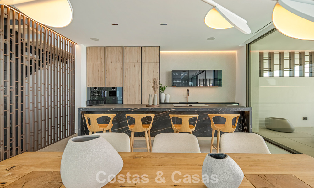 Villa adosada ultramoderna con piscina privada en venta en la Milla de Oro de Marbella 795032