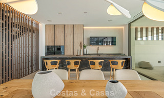 Villa adosada ultramoderna con piscina privada en venta en la Milla de Oro de Marbella 795032 