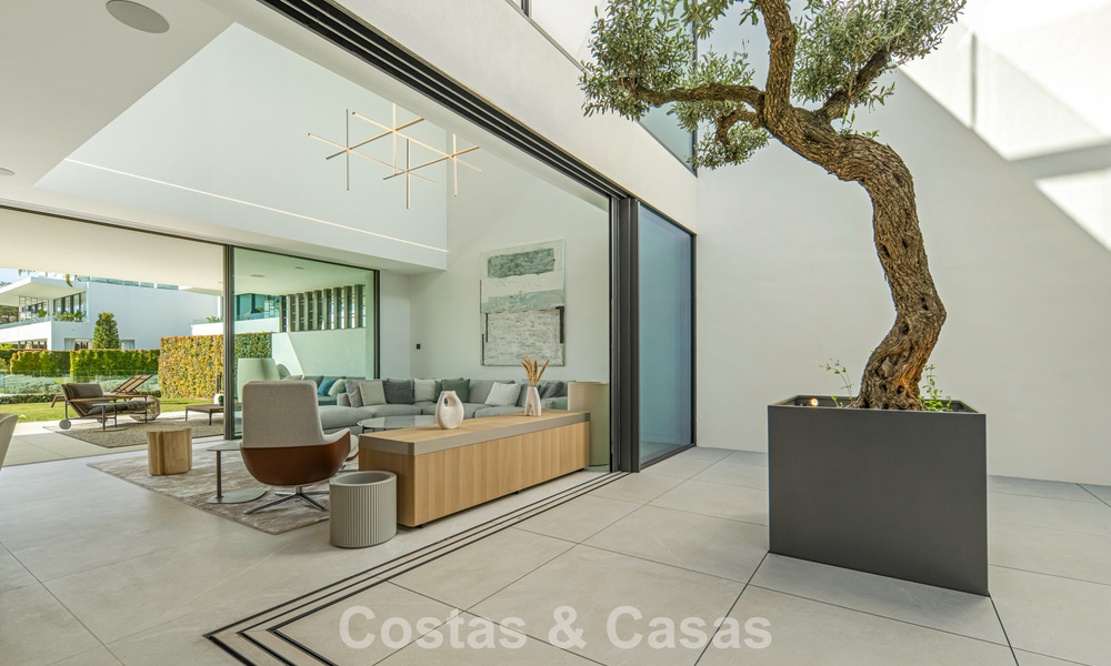 Villa adosada ultramoderna con piscina privada en venta en la Milla de Oro de Marbella 795034