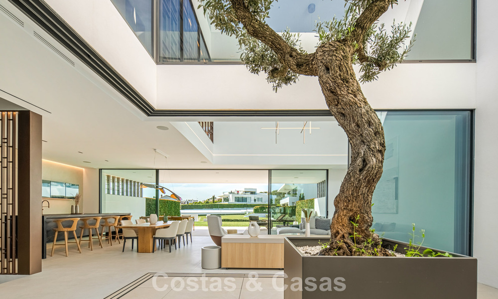 Villa adosada ultramoderna con piscina privada en venta en la Milla de Oro de Marbella 795035