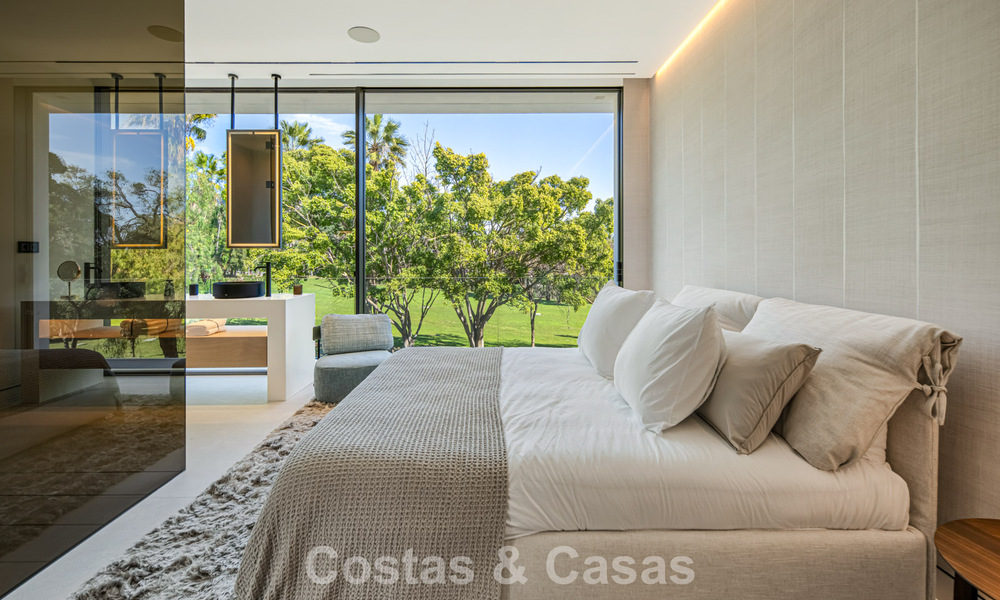 Villa adosada ultramoderna con piscina privada en venta en la Milla de Oro de Marbella 795036