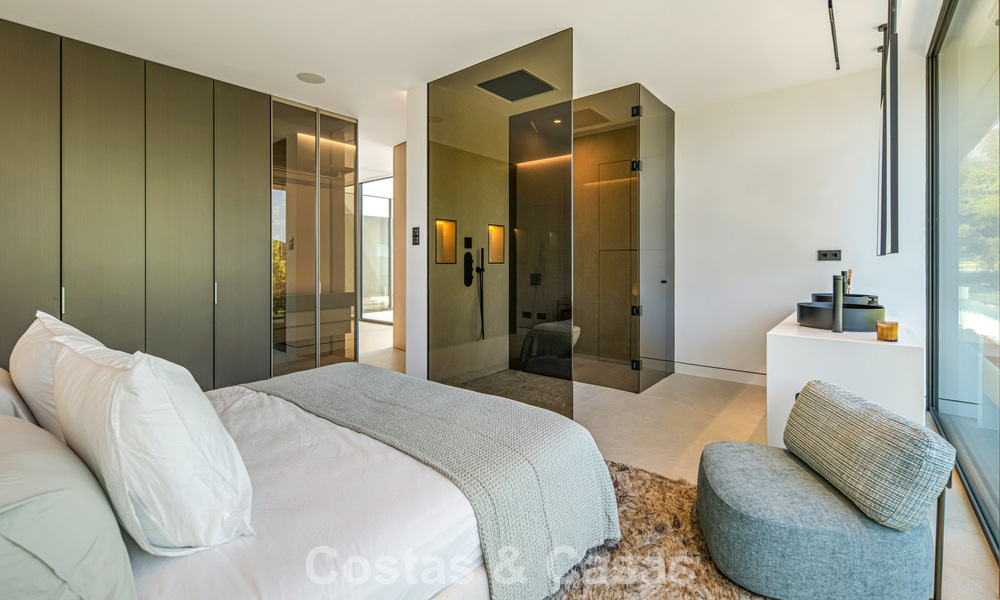 Villa adosada ultramoderna con piscina privada en venta en la Milla de Oro de Marbella 795039