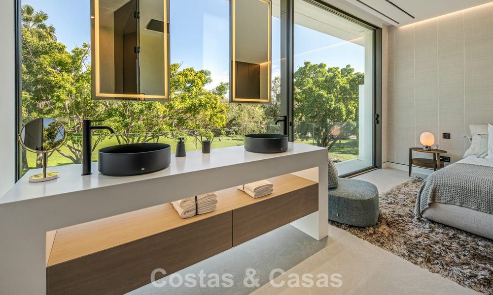 Villa adosada ultramoderna con piscina privada en venta en la Milla de Oro de Marbella 795040