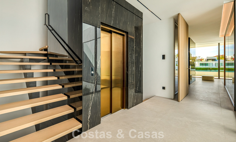 Villa adosada ultramoderna con piscina privada en venta en la Milla de Oro de Marbella 795041