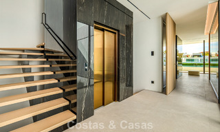 Villa adosada ultramoderna con piscina privada en venta en la Milla de Oro de Marbella 795041 