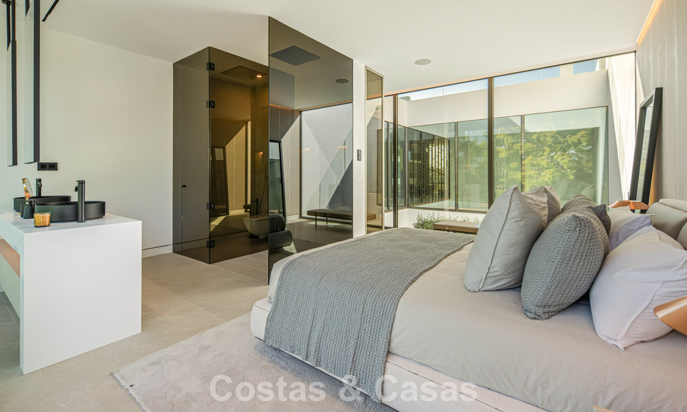 Villa adosada ultramoderna con piscina privada en venta en la Milla de Oro de Marbella 795043