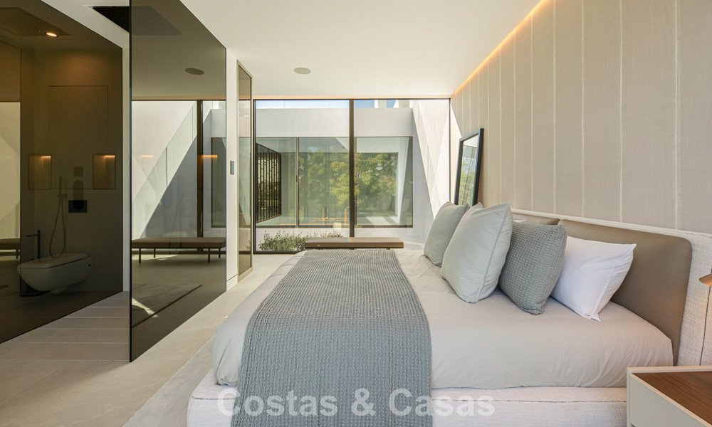 Villa adosada ultramoderna con piscina privada en venta en la Milla de Oro de Marbella 795044