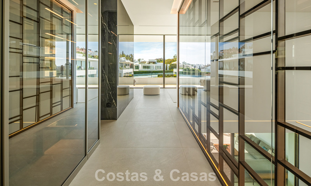 Villa adosada ultramoderna con piscina privada en venta en la Milla de Oro de Marbella 795048