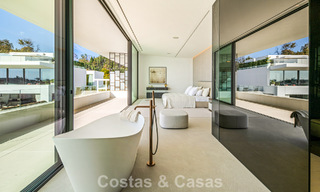 Villa adosada ultramoderna con piscina privada en venta en la Milla de Oro de Marbella 795050 