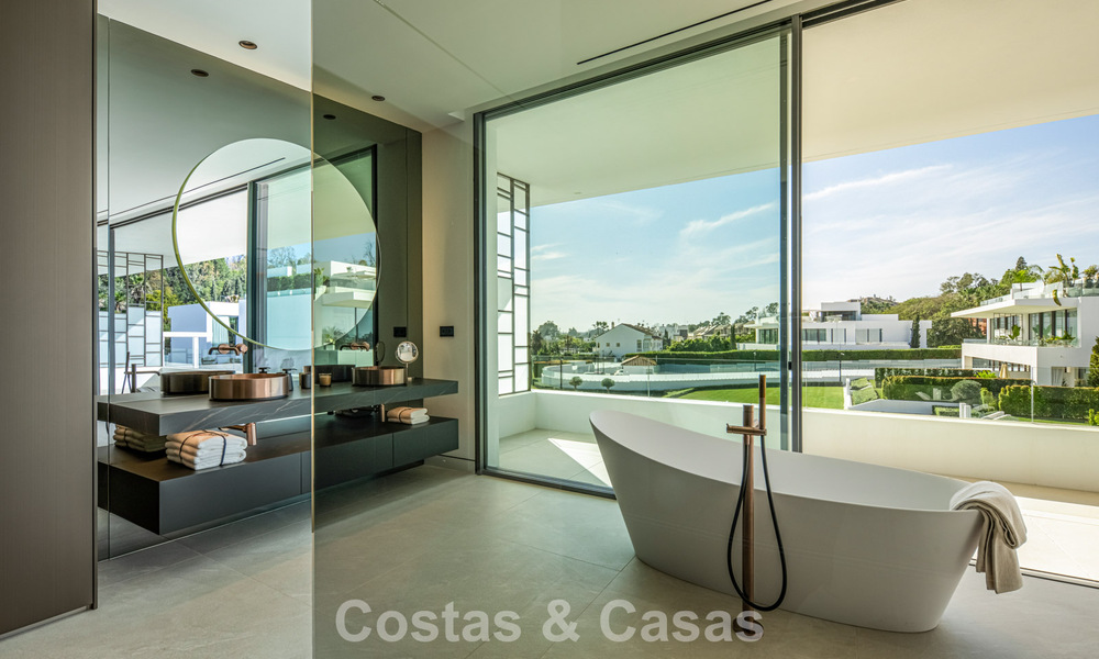 Villa adosada ultramoderna con piscina privada en venta en la Milla de Oro de Marbella 795052