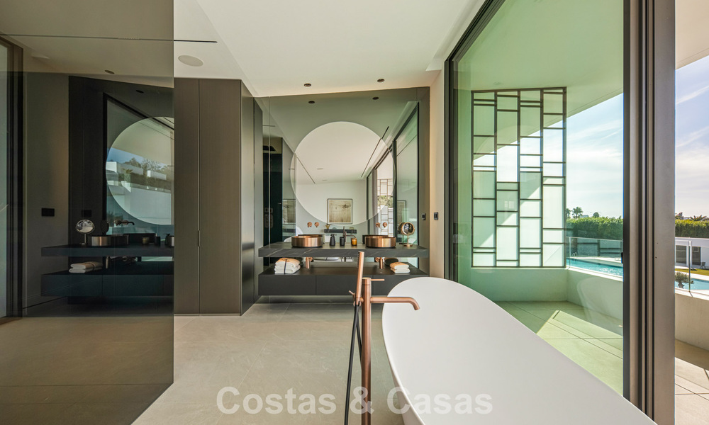 Villa adosada ultramoderna con piscina privada en venta en la Milla de Oro de Marbella 795053