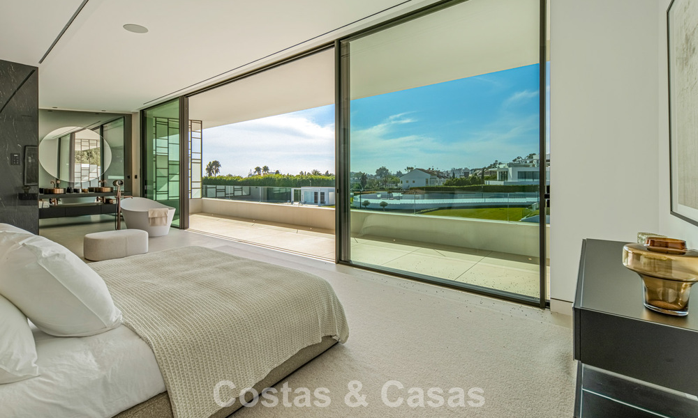 Villa adosada ultramoderna con piscina privada en venta en la Milla de Oro de Marbella 795056