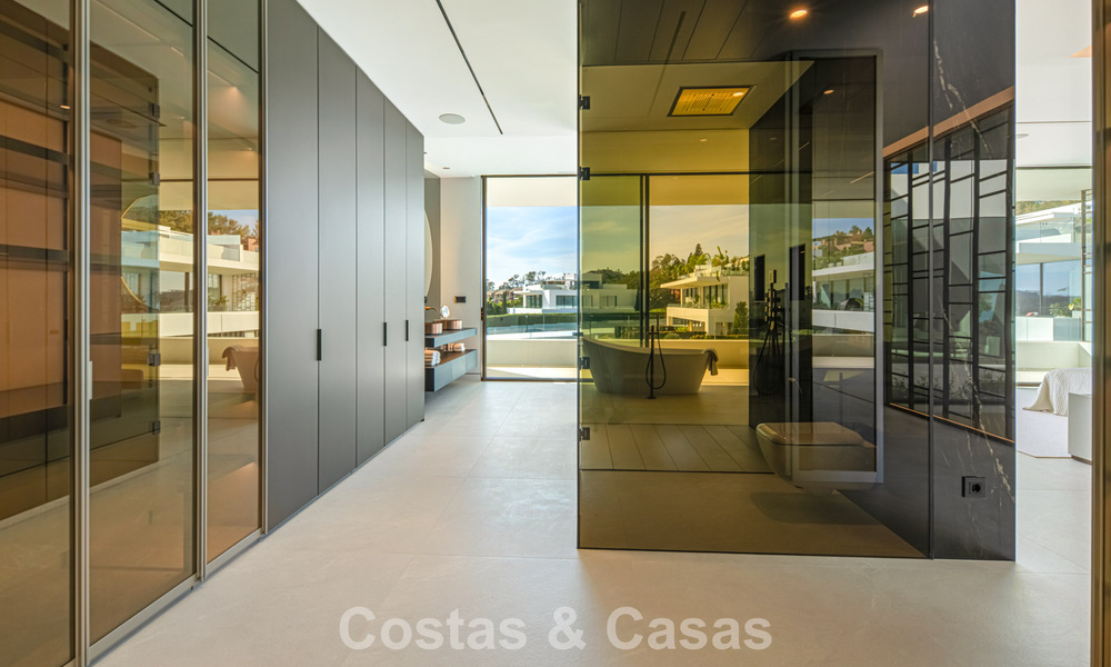 Villa adosada ultramoderna con piscina privada en venta en la Milla de Oro de Marbella 795060