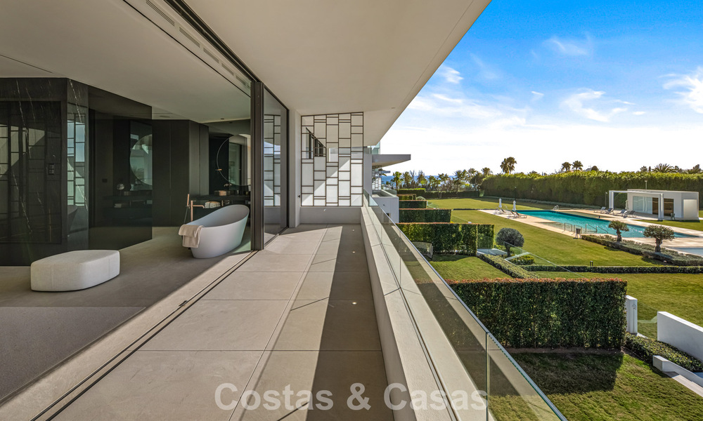 Villa adosada ultramoderna con piscina privada en venta en la Milla de Oro de Marbella 795062