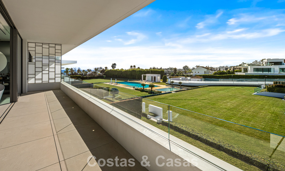 Villa adosada ultramoderna con piscina privada en venta en la Milla de Oro de Marbella 795063