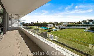 Villa adosada ultramoderna con piscina privada en venta en la Milla de Oro de Marbella 795063 