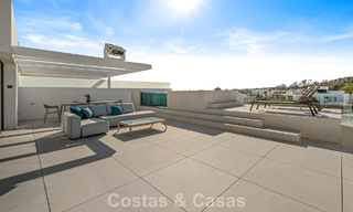 Villa adosada ultramoderna con piscina privada en venta en la Milla de Oro de Marbella 795065 