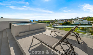 Villa adosada ultramoderna con piscina privada en venta en la Milla de Oro de Marbella 795066 