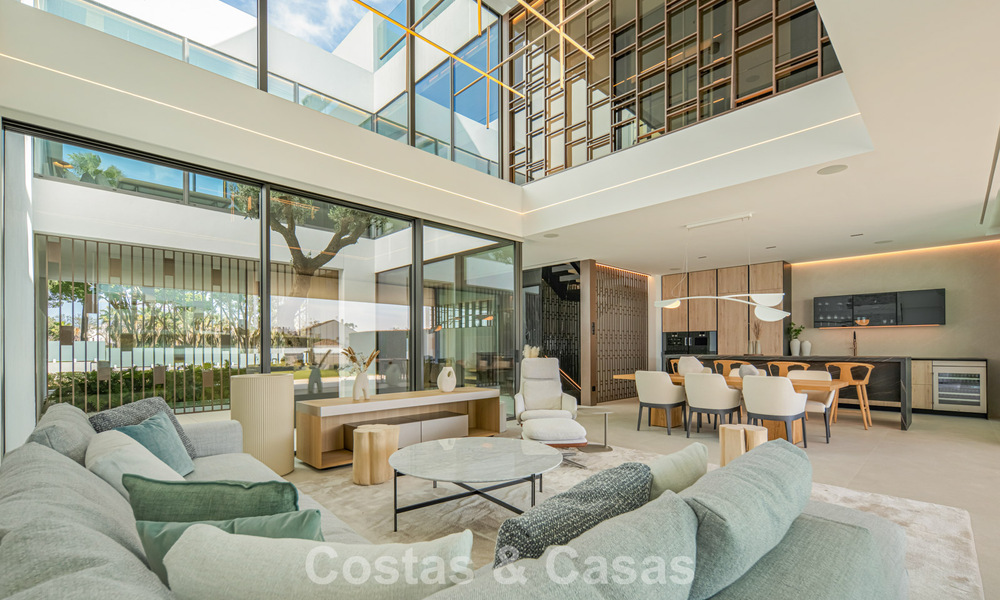 Villa adosada ultramoderna con piscina privada en venta en la Milla de Oro de Marbella 795170