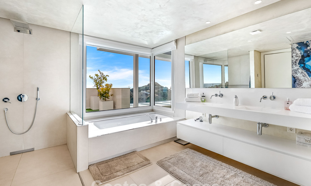 Exclusivo Ático de lujo moderno con vistas panorámicas al mar en venta a pocos minutos de Marbella 795329