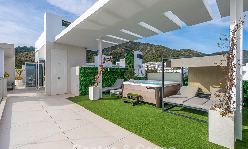 Exclusivo Ático de lujo moderno con vistas panorámicas al mar en venta a pocos minutos de Marbella 795337