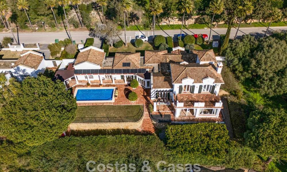Villa andaluza auténtica con vistas panorámicas idilíca al golf en venta en Sotogrande Alto, Costa del Sol 795171