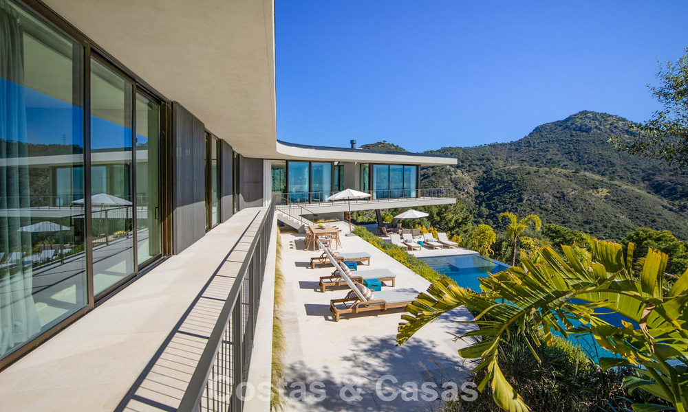 Villa de diseño en forma de boomerang en venta en las colinas verdes de Marbella - Benahavís con vistas al mar y a las colinas 795233