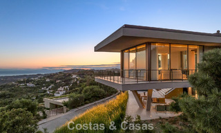 Villa de diseño en forma de boomerang en venta en las colinas verdes de Marbella - Benahavís con vistas al mar y a las colinas 795234 