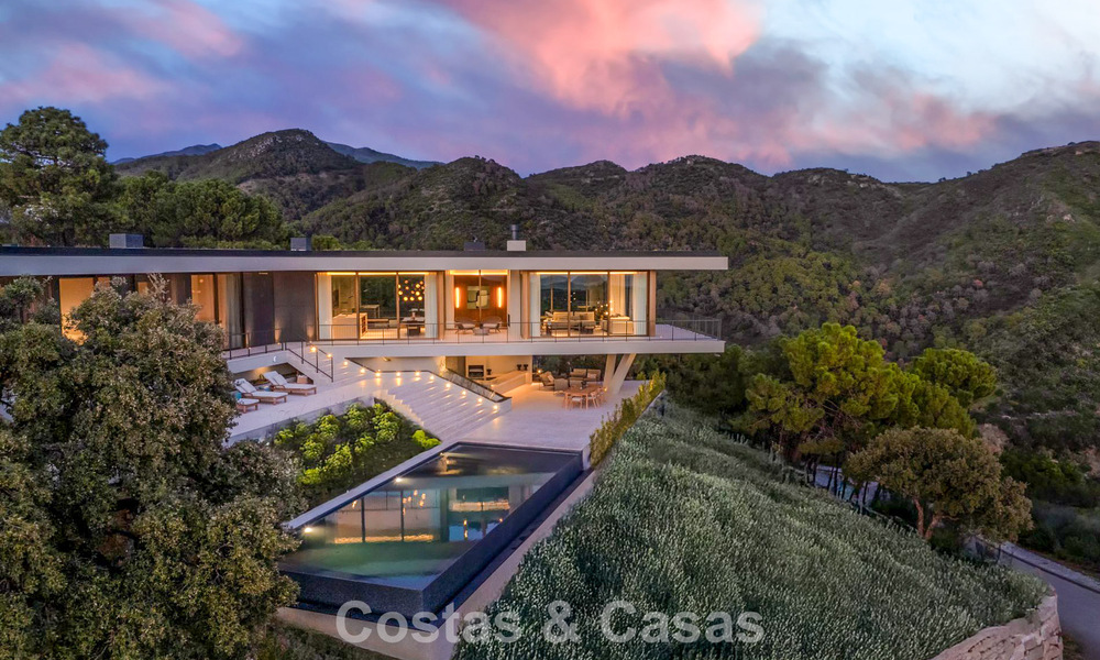 Villa de diseño en forma de boomerang en venta en las colinas verdes de Marbella - Benahavís con vistas al mar y a las colinas 795235